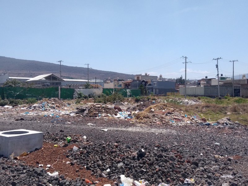 Denuncian tiraderos de basura en fraccionamiento zamorano