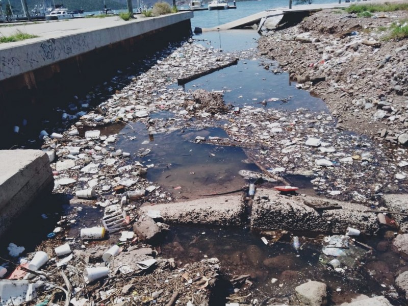 Denuncian toneladas de basura en desagüe de Malecón Turístico