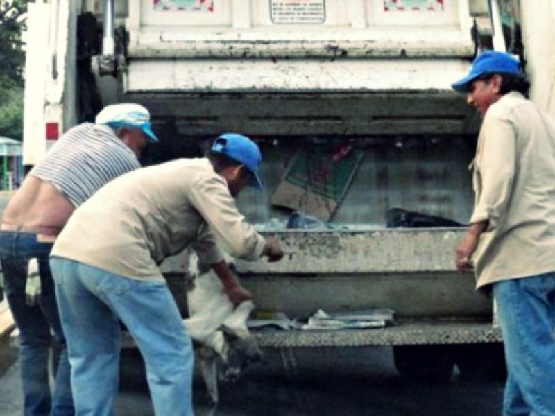 Trabajadores de limpia laboran sin equipo de protección contra Covid-19