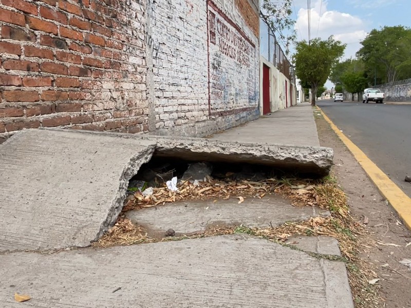 Denuncian tramo de banqueta en pesimas condiciones
