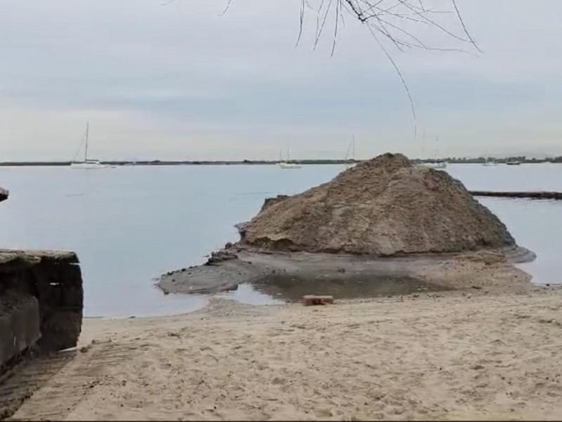 Denuncian vecinos del Manglito daño a playa