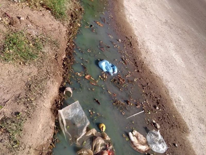 Denuncian vecinos derrames de aguas negras