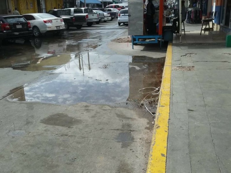 Denuncian vecinos fugas de agua