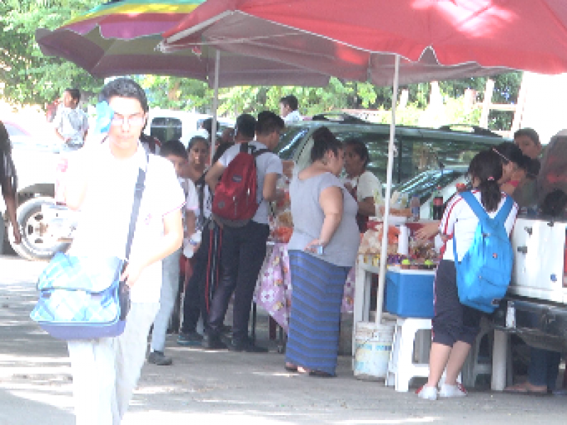 Denuncian venta de cigarros afuera de reconocida secundaria