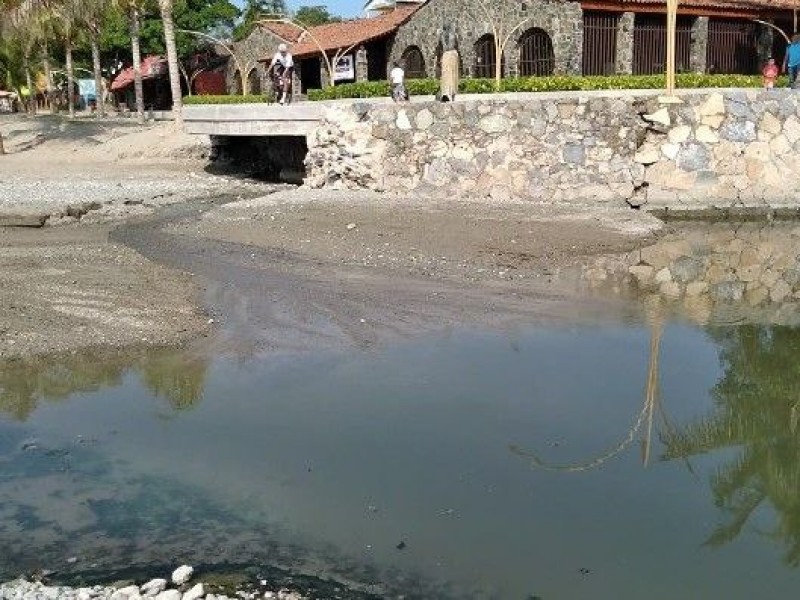 Denuncian vertimiento de agua negras en playa La Principal