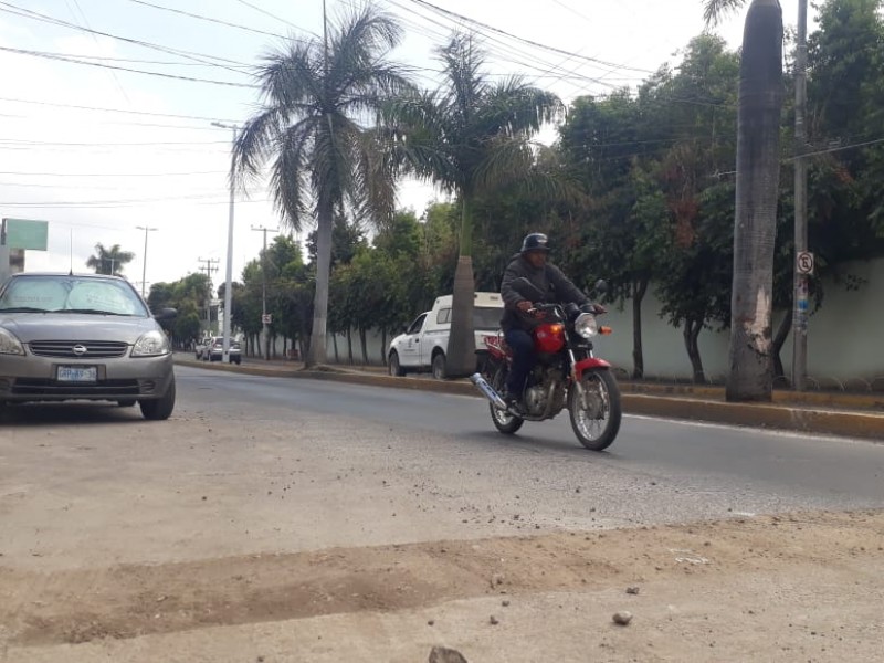 Denuncian zanja sin tapar en avenida del ejército