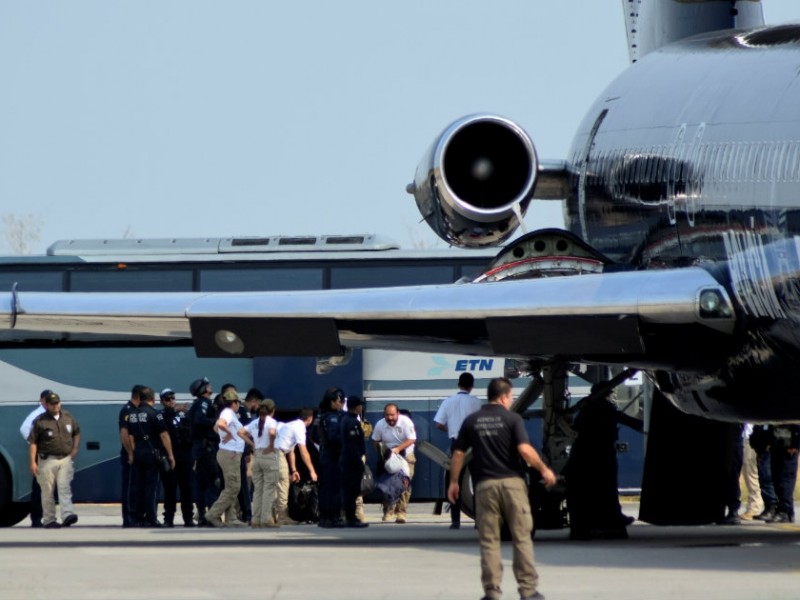 Deportan autoridades a 68 cubanos a la Habana