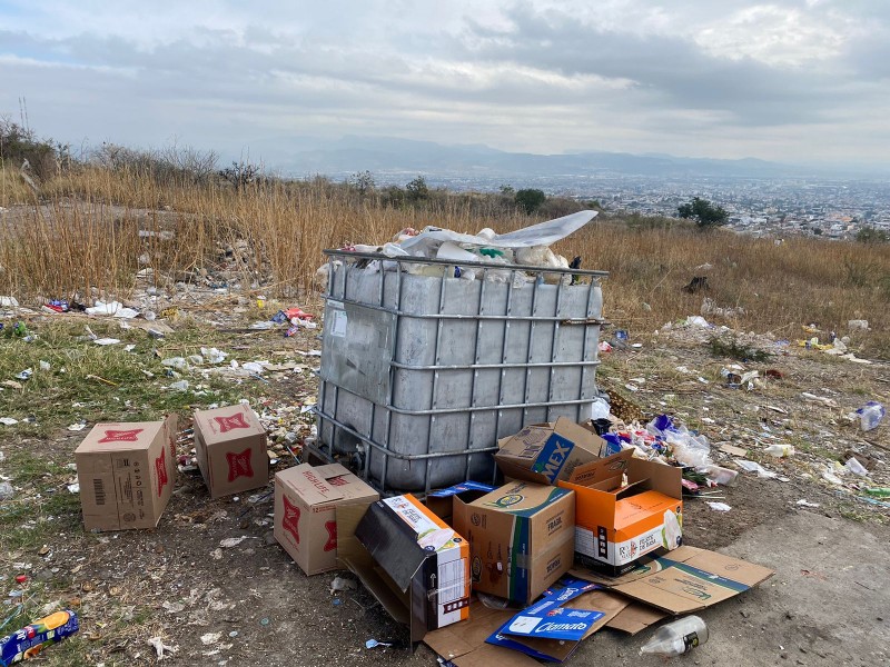 Depositan basura en baldíos de colonia Hilamas