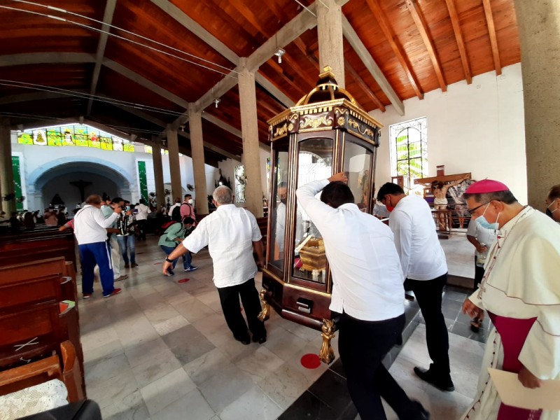 Depositan cenizas del Obispo Lona Reyes en catedral de Tehuantepec