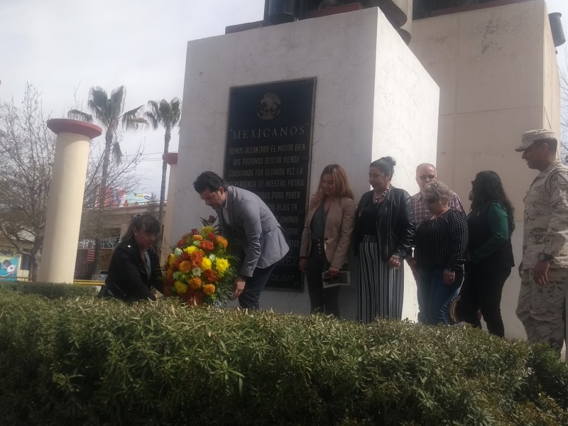 Depositan ofenda floral por Natalicio Benito Juárez.