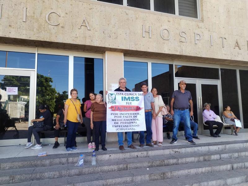 Derechohabiente clausura simbólicamente clínica del IMSS en Guasave por falta de medicamentos