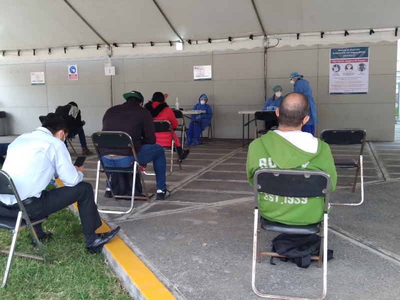 Derechohabientes acuden a macromódulo de atención respiratoria del IMSS Zamora