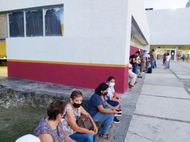 Derechohabientes del ISSSTE amanecen esperando medicinas en Tuxpan
