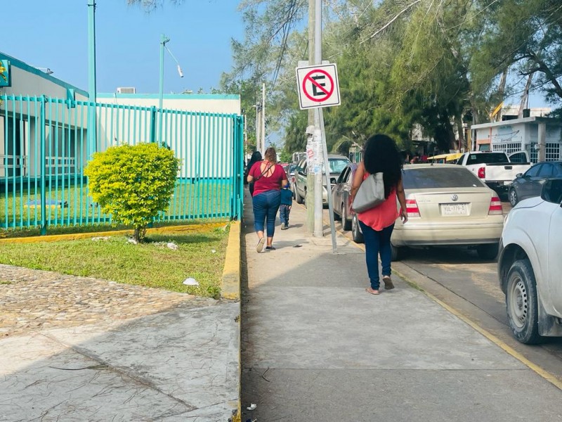 Derechohabientes compran materiales para ser atendidos en el IMSS Tuxpan