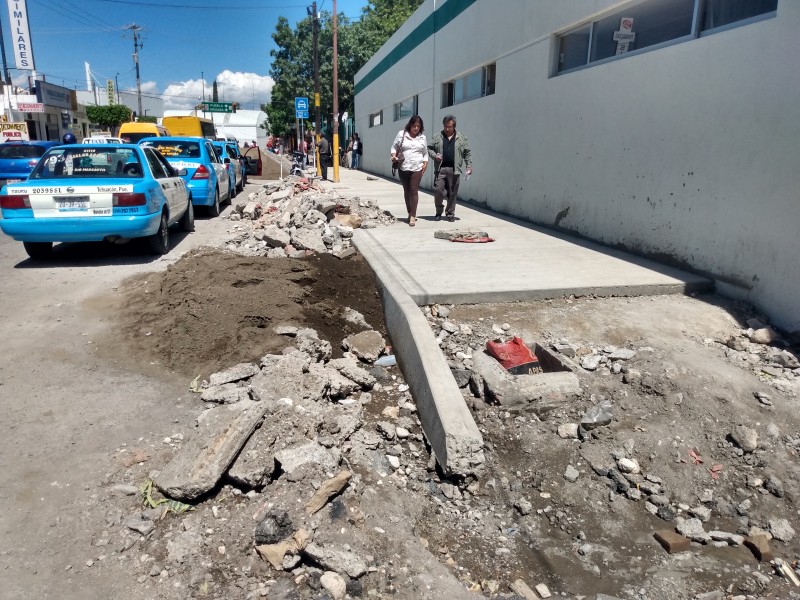 Derechohabientes del IMSS piden agilizar obra de calle