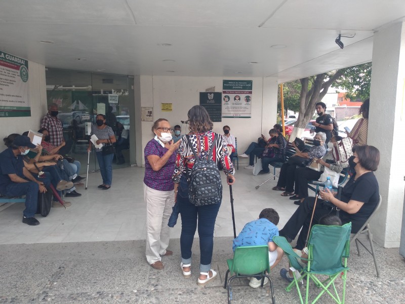 Derechohabientes del IMSS se quejan por falta de atención