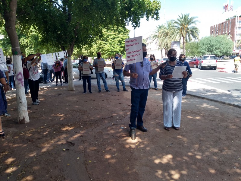 Derechohabientes del Isssteson exigen abasto de medicinas