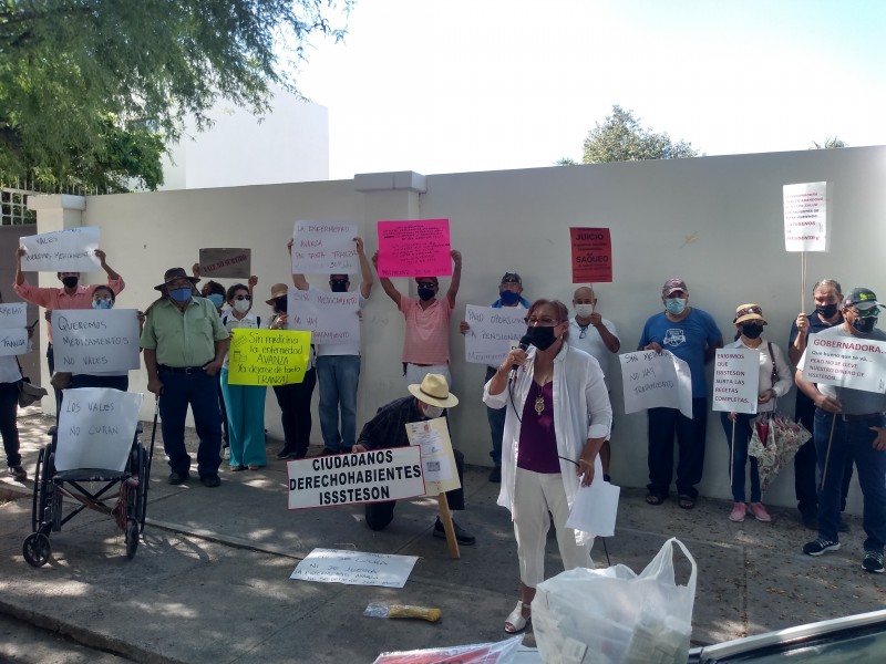 Derechohabientes del Isssteson se manifiestan en casa de gobernadora