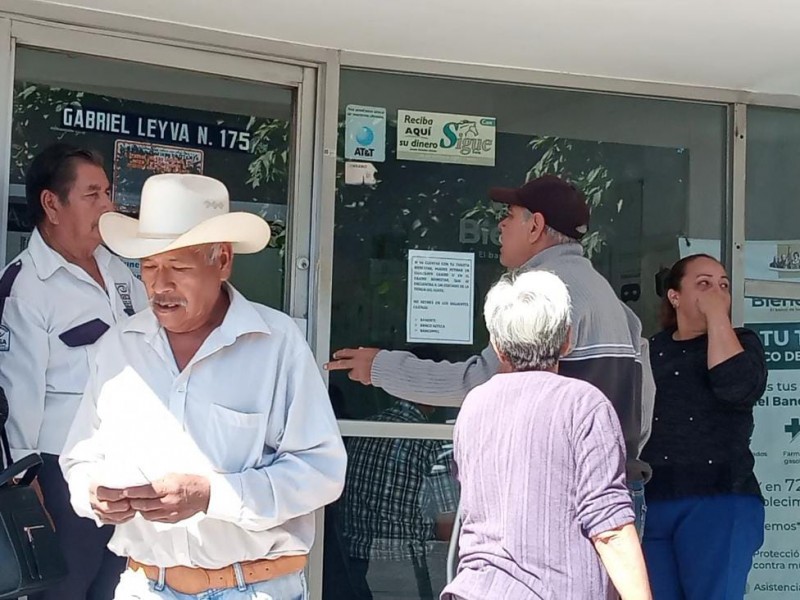 Derechohabientes del programa Bienestar señalan inclemencias para recibir los apoyos