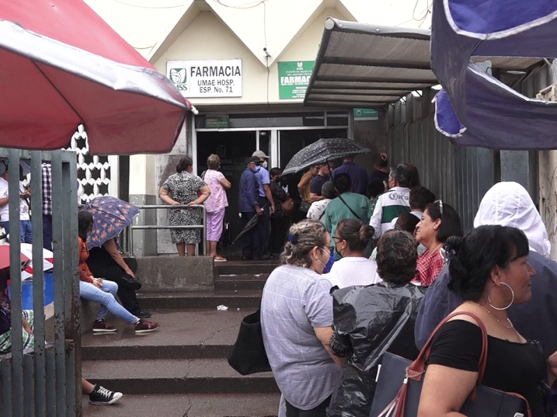 Derechohabientes IMSS aguardan horas bajo la lluvia por medicamentos