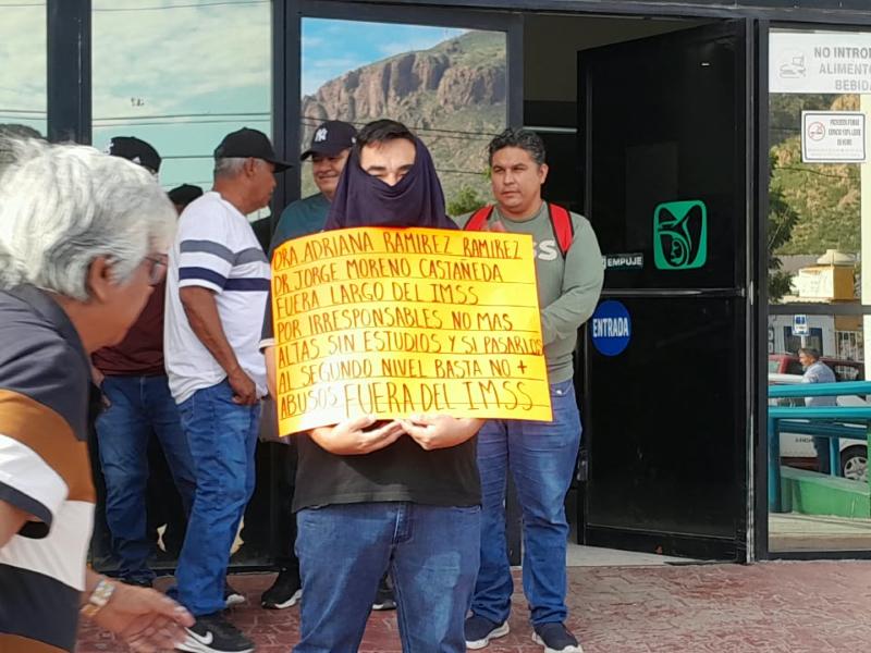Derechohabientes protestan por desabasto de medicamentos y falta de especialistas médicos