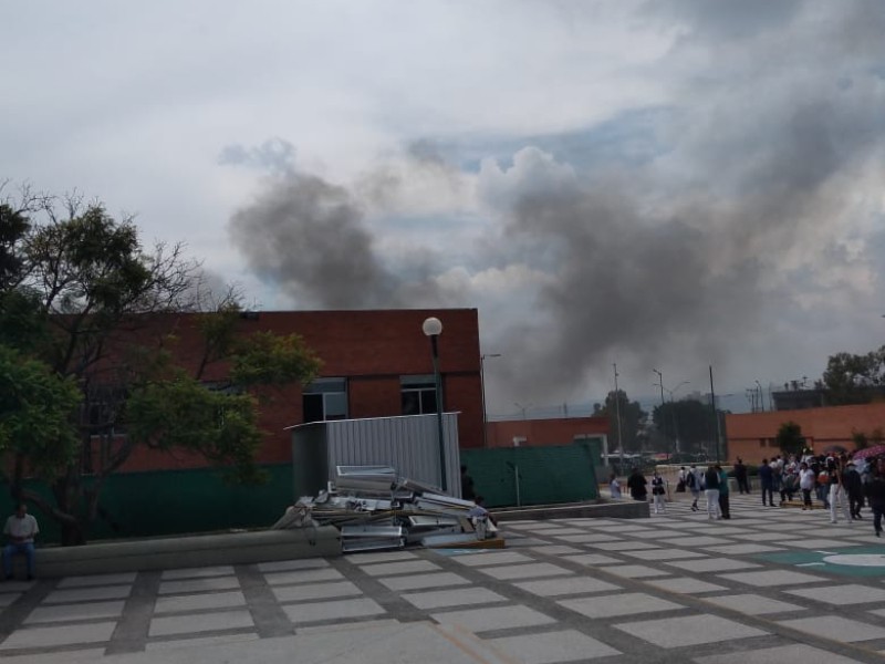 Derechohabientes reportan incendio en clínica IMSS 53 de León