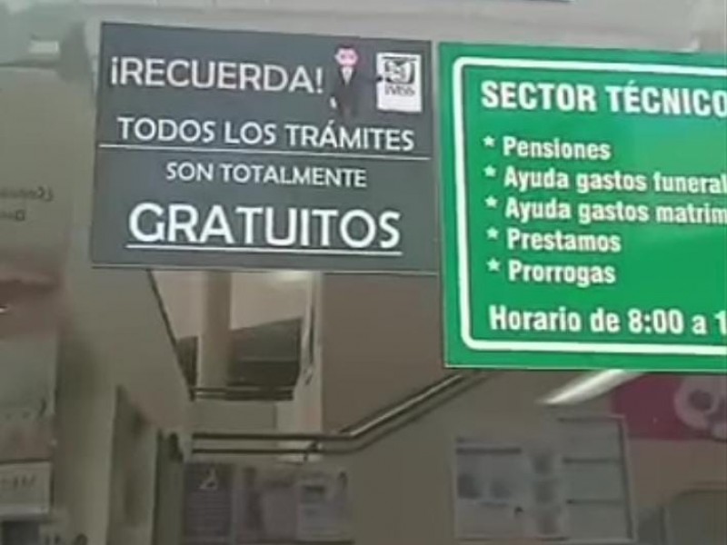  Derechohabientes se quejan de empleado del IMSS