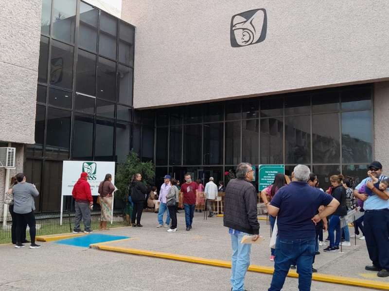 Derechohabientes truenan contra IMSS por postergación de citas