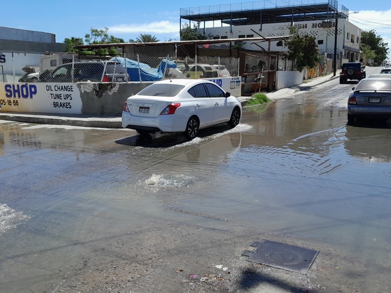 Derrame de aguas negras afecta a comerciantes de CSL