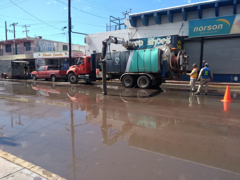 Derrame de aguas negras afecta comercio