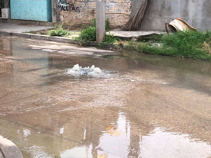 Derrame de aguas negras contamina a la colonia Francisco Villa