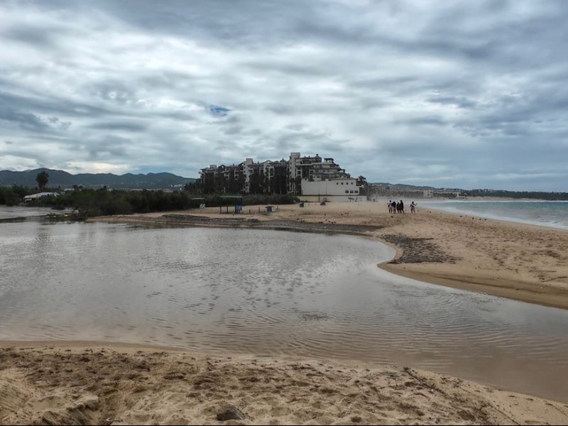 Derrame de aguas negras contaminan playa en Cabo San Lucas