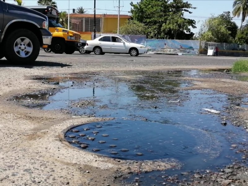 Derrame de aguas residuales en calle 5 de Febrero