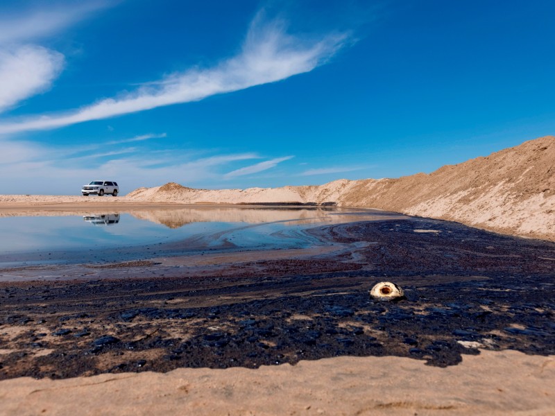 Derrame de petróleo afecta playas del sur de California