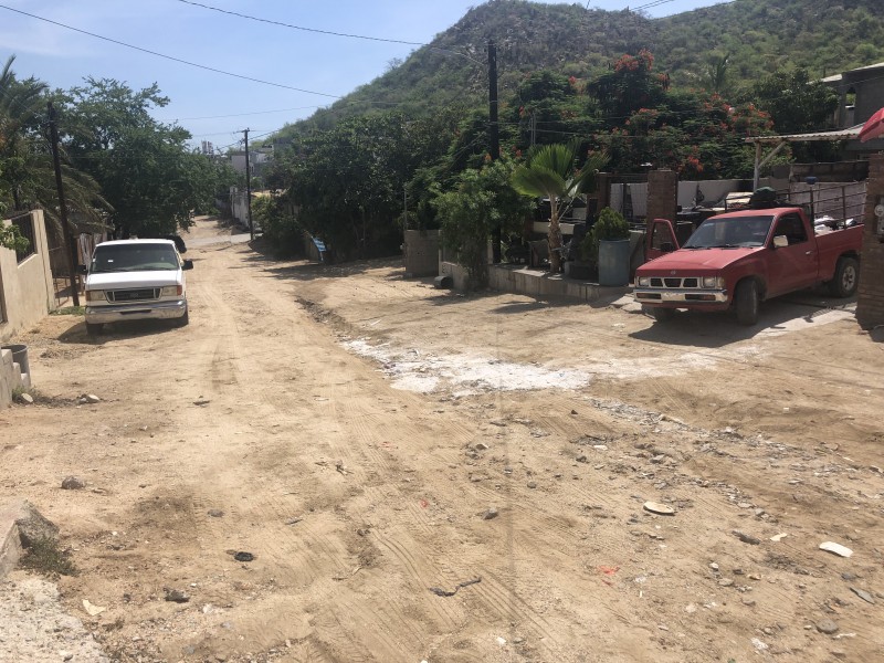 Derrames de agua potable afectan calles de la colonia Obrera