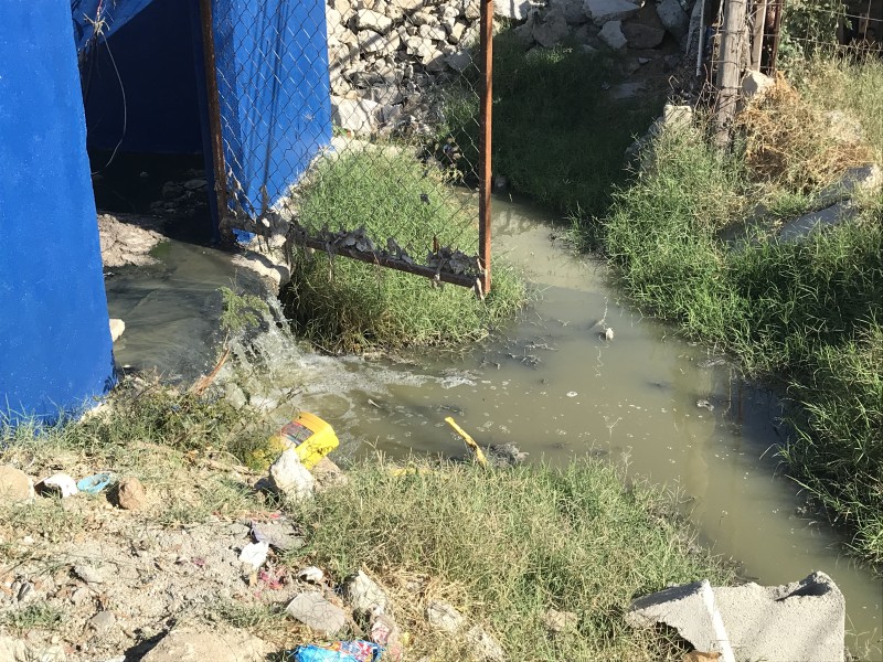 Derrames de aguas negras afecta gravemente a vecinos