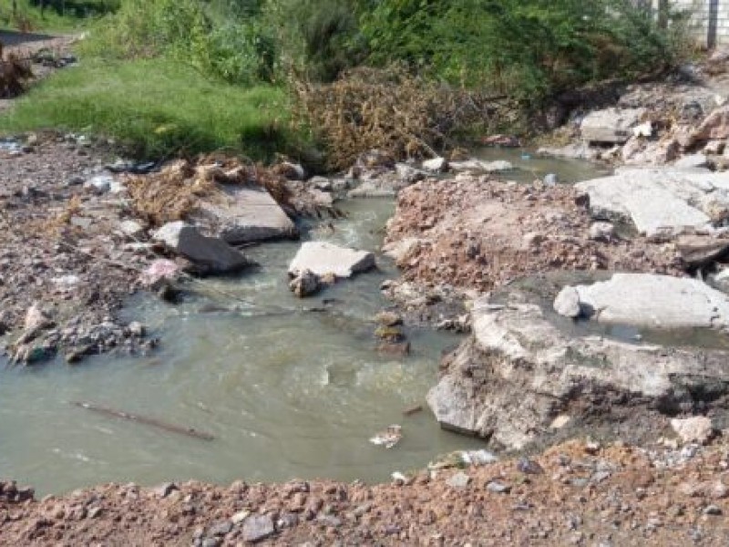 Derrames de aguas negras afectan a ciudadanos en Salvador Alvarado