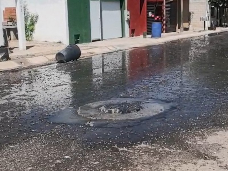 Derrames de aguas negras continúan afectando a colonias de La Paz