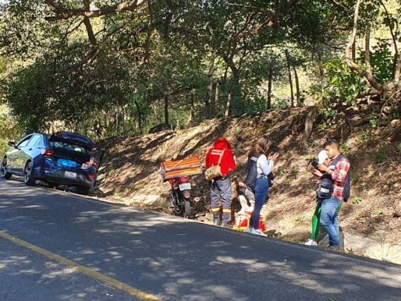 Derrapa motociclista en carretera libre de Alcaraces a Cuauhtémoc
