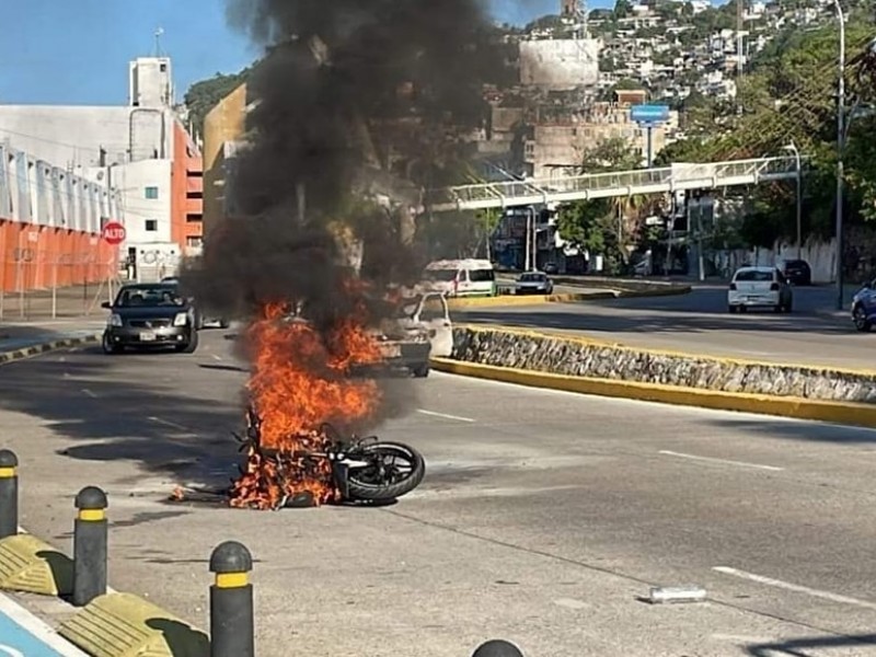 Derrapa motociclista y se incendia vehículo