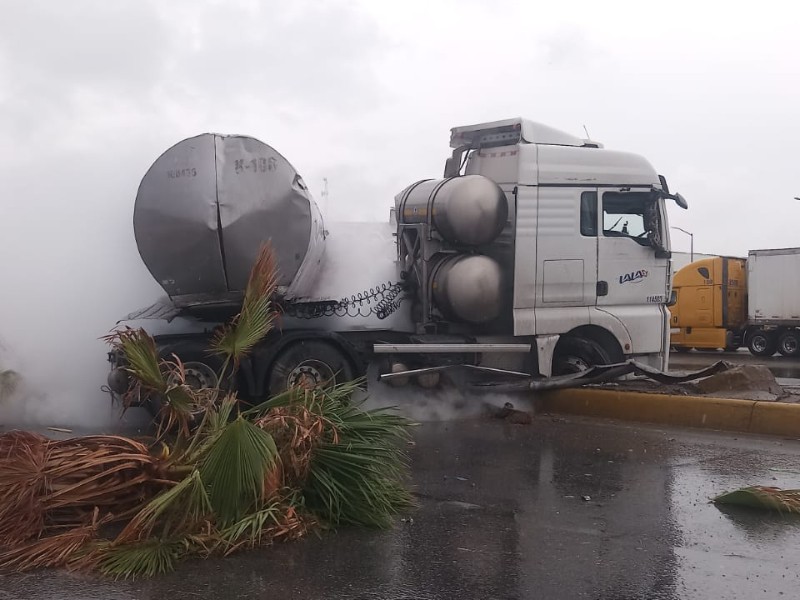 Derrapa y vuelca doble pipa de LALA en el periférico
