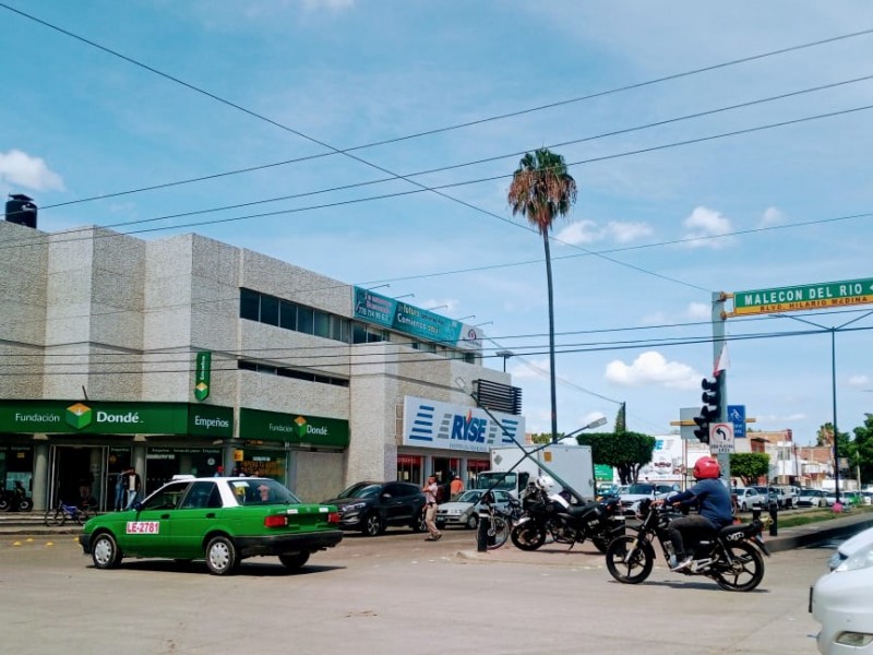 Derriba tráiler postes en Hilario Medina