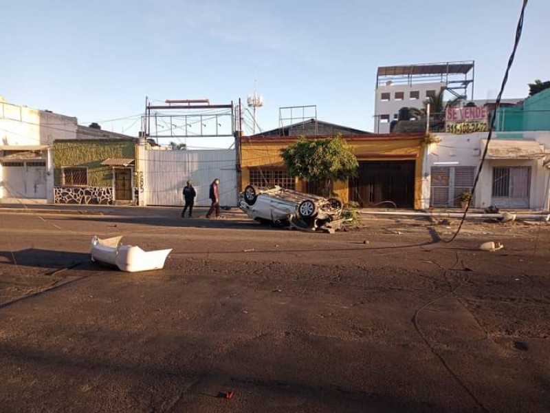 Derriban postes de luz en aparatoso accidente