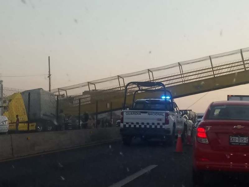 Derriban puente peatonal en la carretera Silao-Irapuato