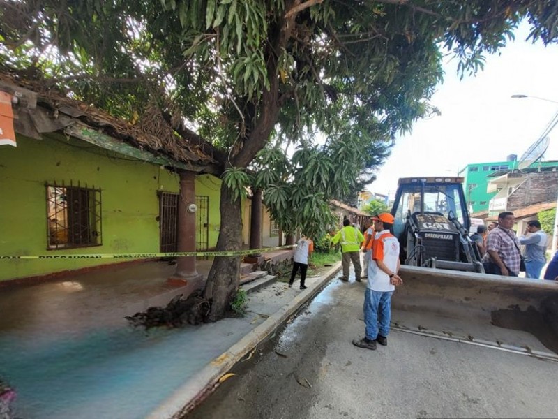 Derriban vivienda apunto del colapso en Tecpan