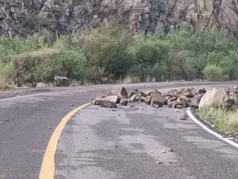 Derrumbe de piedras por lluvias en Sonora