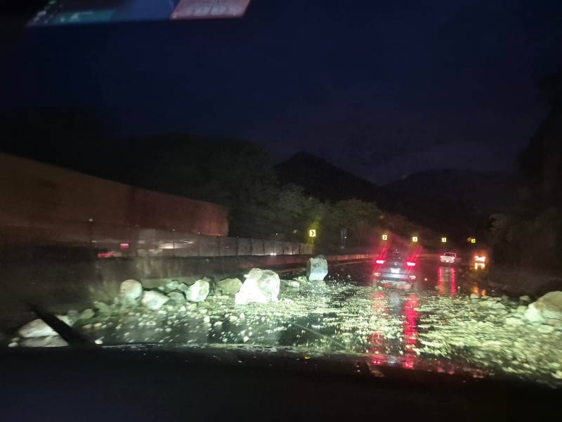 Derrumbe bloquea carril en la autopista de Colima a Tecomán