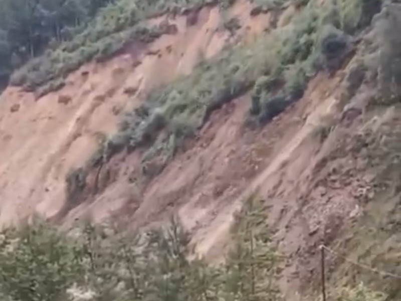 Derrumbe cierra tramo carretero Chichicapa-Loma Bonita en Ajalpan