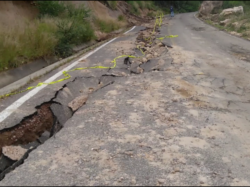 Derrumbe de cerro afecta carretera