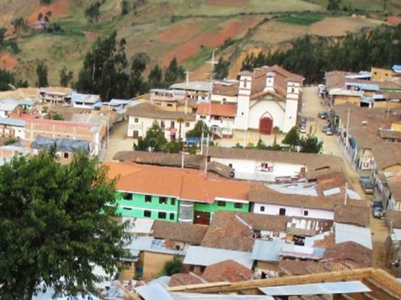 Derrumbe de ladera deja decenas de casas sepultadas en Perú